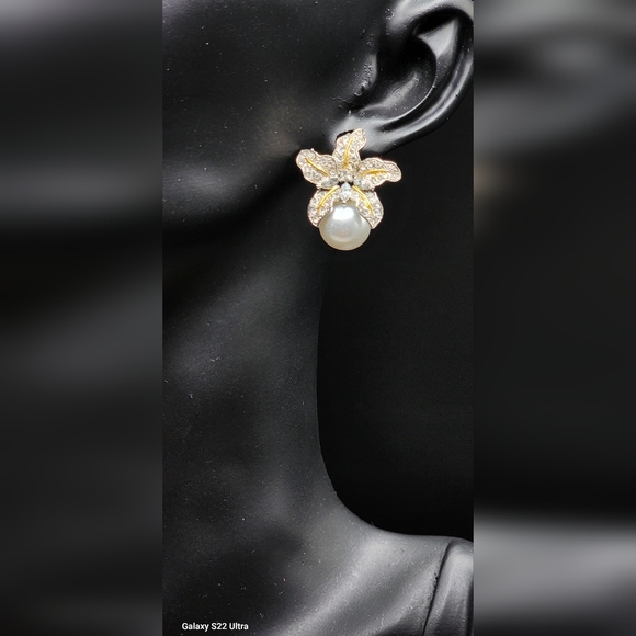 Gorgeous Flower Imitation Pearl Earrings - Picture 5 of 6